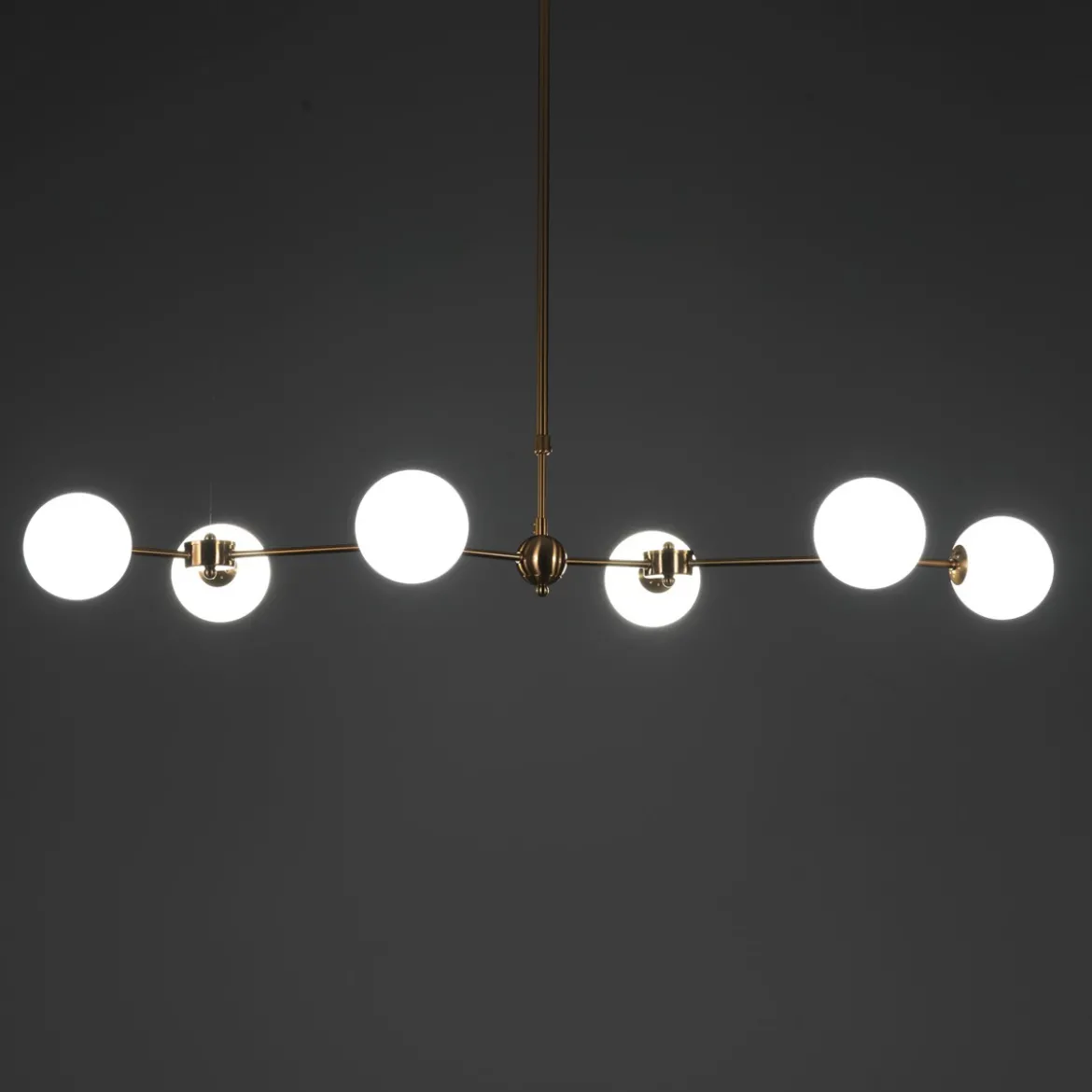 Alycia a lampadario in metallo verniciato ottone opaco e sfere in vetro bianco opaco 120x68 h90-150 cm