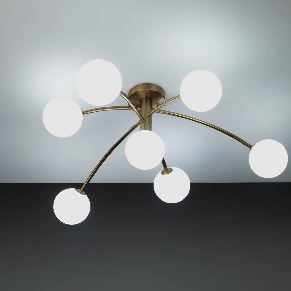 Arches lampadario / plafoniera in acciaio oro opaco e 7 sfere vetro bianco opaco 88x88xh38 cm
