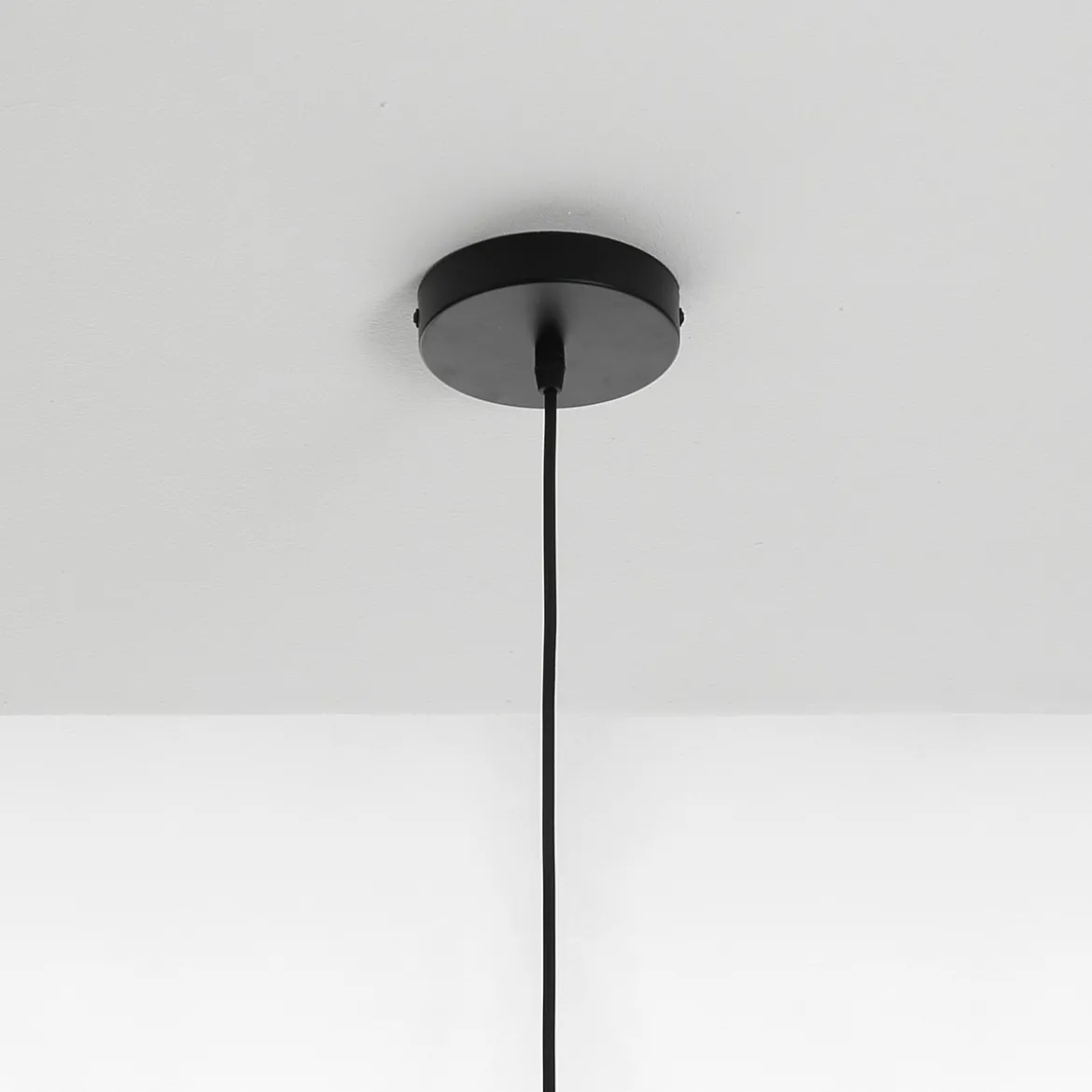 Cathedral a lampadario in metallo nero opaco con paralume in filo di acciaio e tessuto nero d29 h64 cm