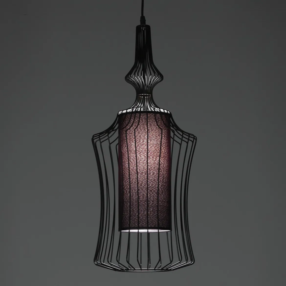 Cathedral a lampadario in metallo nero opaco con paralume in filo di acciaio e tessuto nero d29 h64 cm
