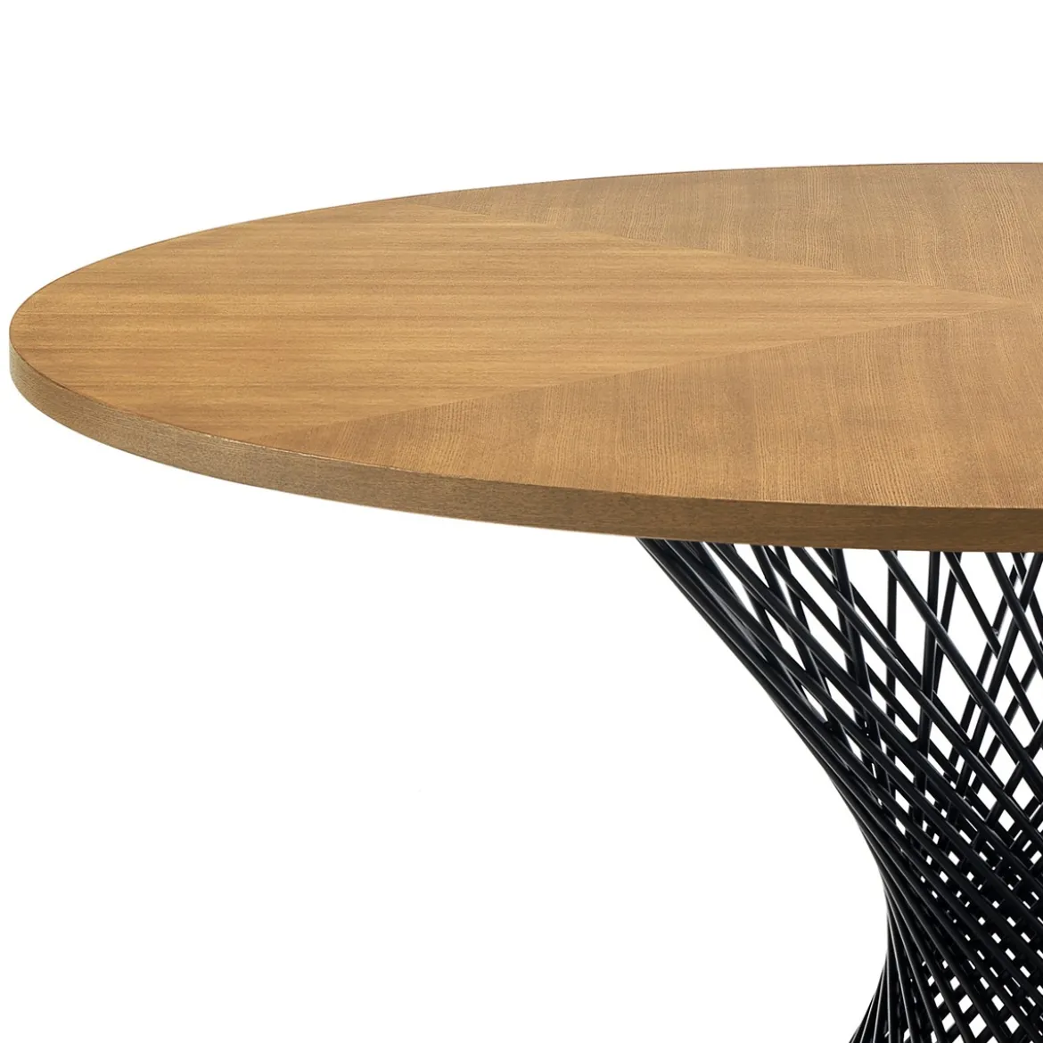 Clew Tavolo Rotondo in Legno impiallacciato finitura Rovere e base in Metallo Nero opaco, diametro 137 cm