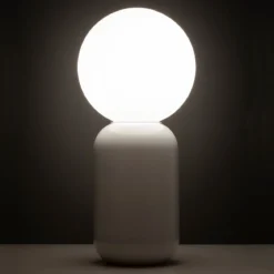 Clip lampada da tavolo in ceramica bianco opaco con sfera in vetro bianco opaco d14 h32 cm