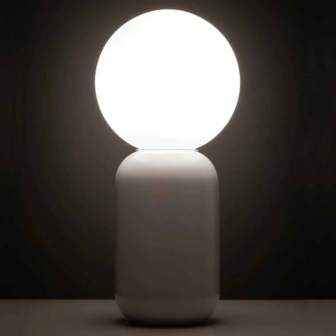 Clip lampada da tavolo in ceramica bianco opaco con sfera in vetro bianco opaco d14 h32 cm