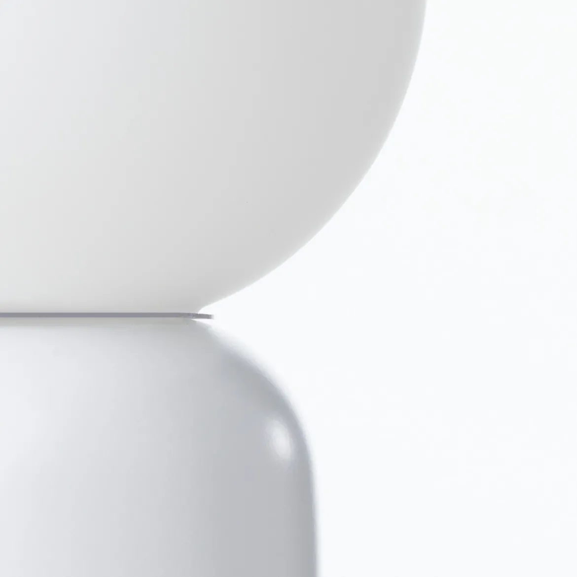 Clip lampada da tavolo in ceramica bianco opaco con sfera in vetro bianco opaco d14 h32 cm