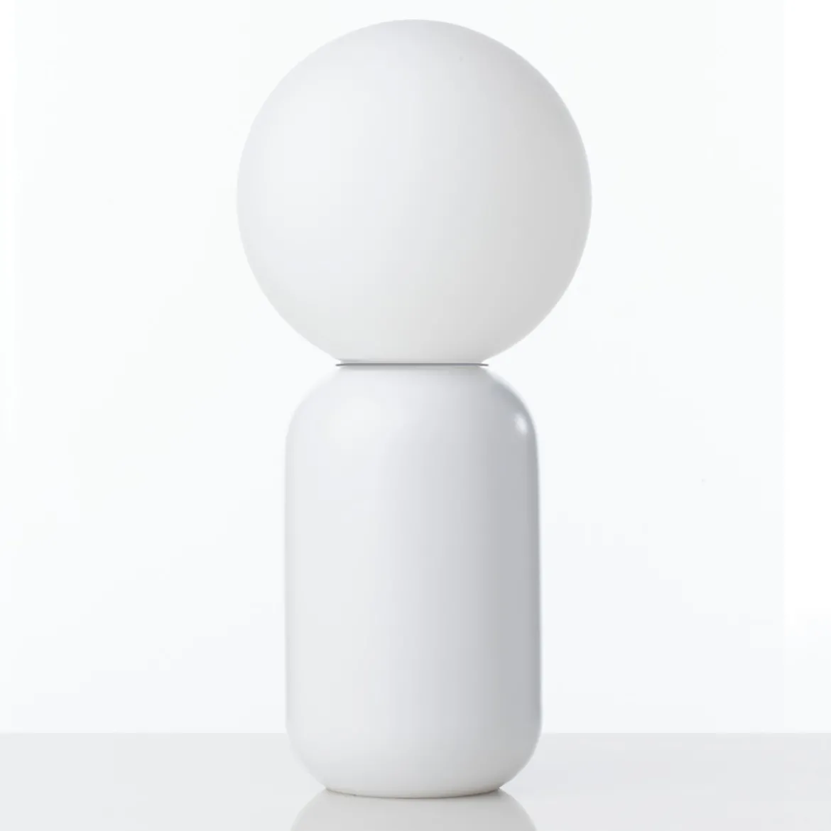 Clip lampada da tavolo in ceramica bianco opaco con sfera in vetro bianco opaco d14 h32 cm
