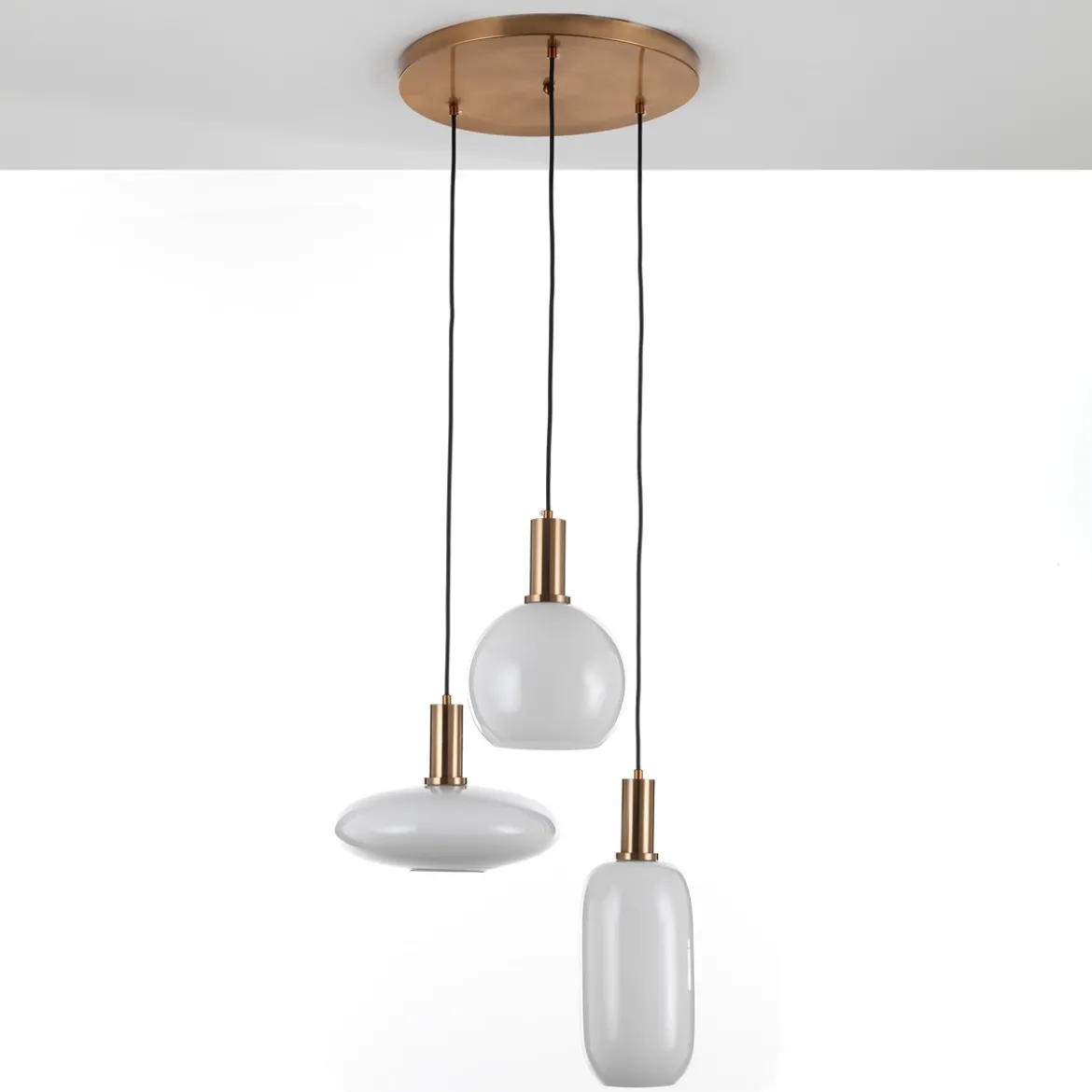 Cloud lampadario in acciaio oro opaco e 3 paralumi in vetro bianco opaco di varie dimensioni