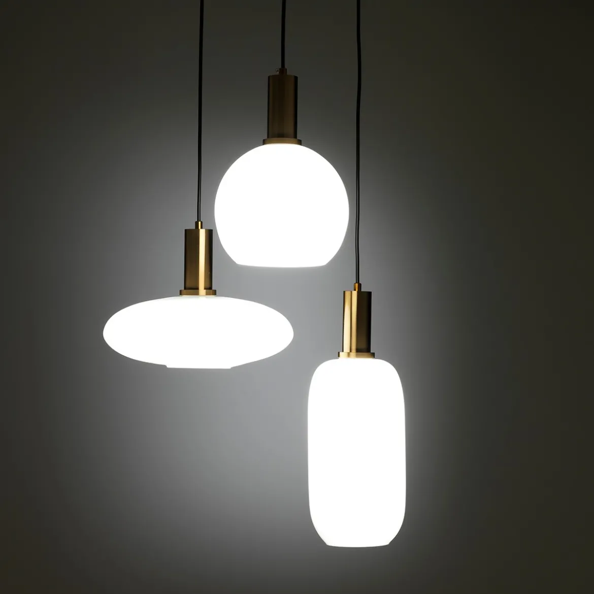 Cloud lampadario in acciaio oro opaco e 3 paralumi in vetro bianco opaco di varie dimensioni