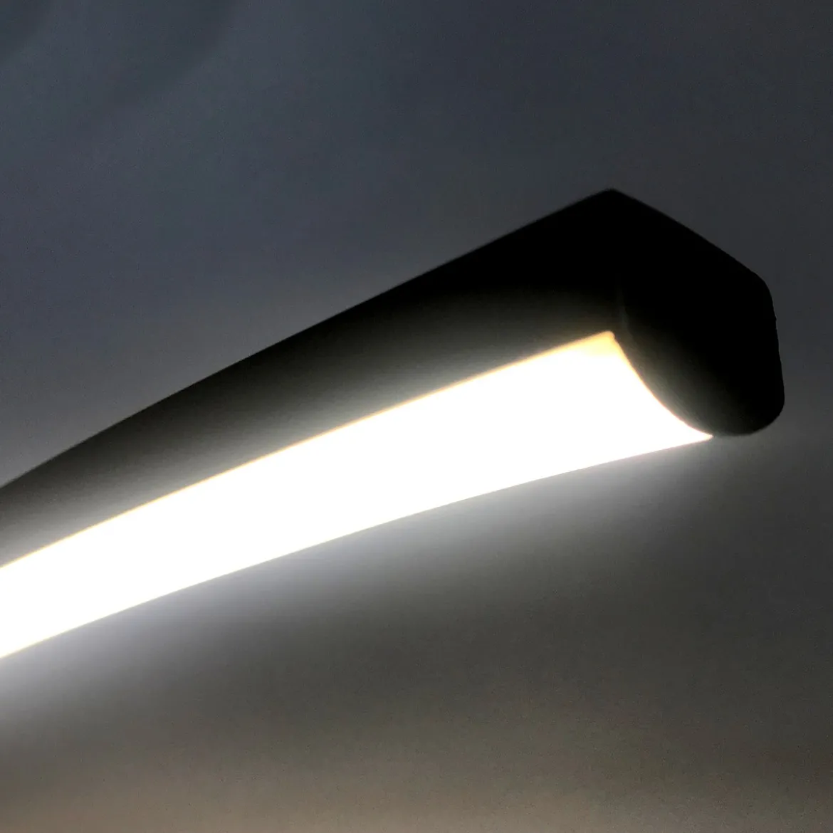 Drop lampada da terra led in alluminio nero opaco e acrilico bianco 130x32 h175 cm