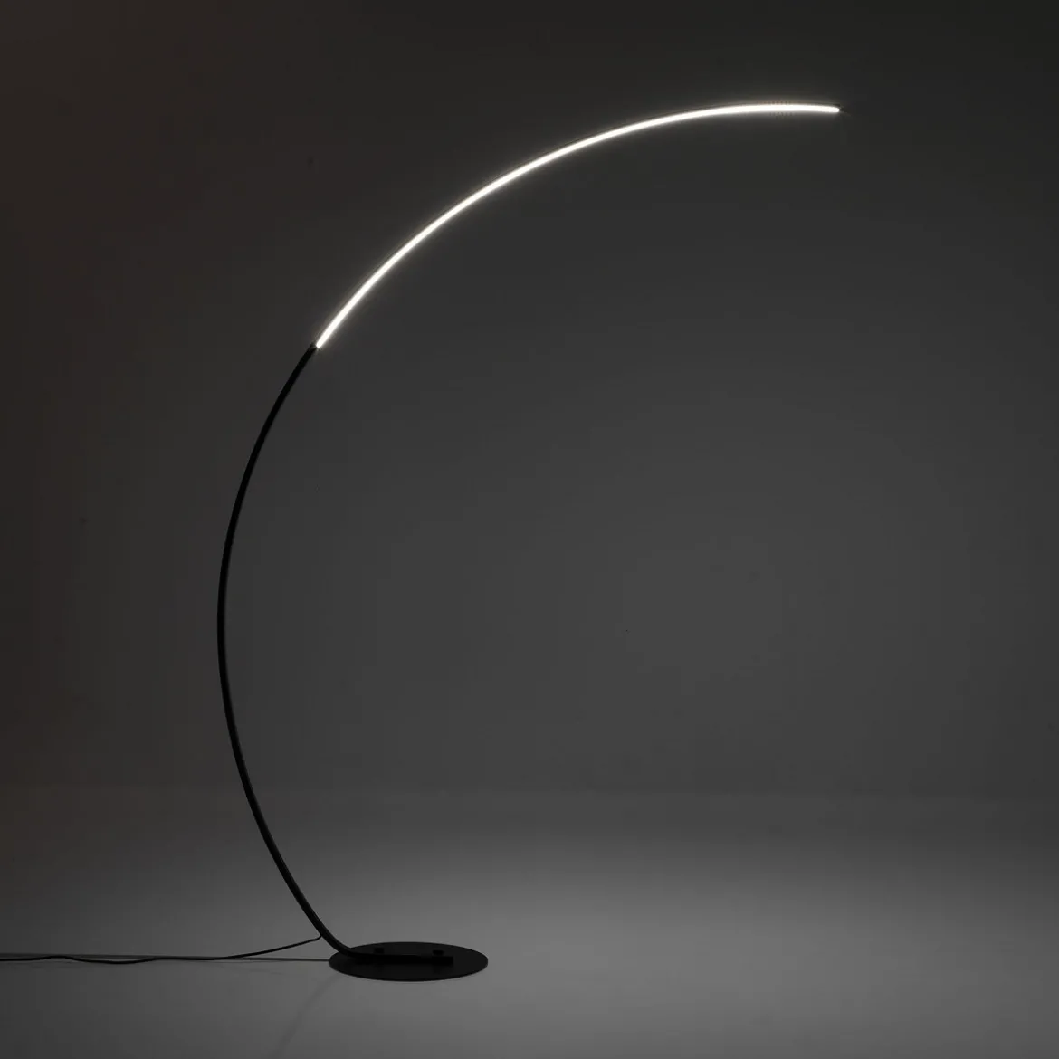 Drop lampada da terra led in alluminio nero opaco e acrilico bianco 130x32 h175 cm