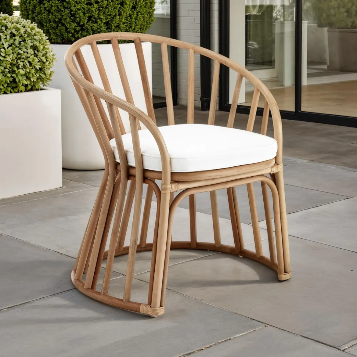 Durga poltroncina in rattan cuscino in saia bianco 70x60xh85 cm