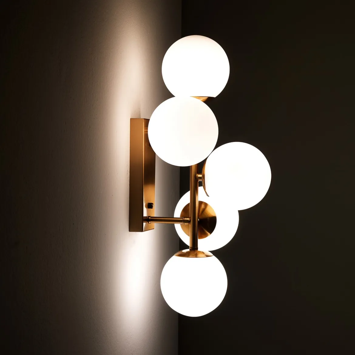 Galaxy lampadario / applique in metallo verniciato ottone opaco con sfere in vetro bianco opaco 50x27 h24 cm