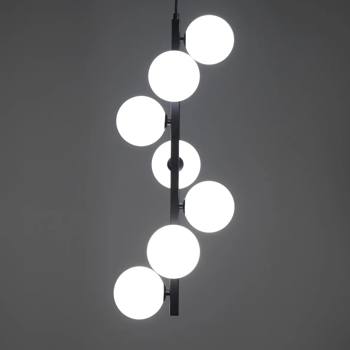 Grapes lampadario in acciaio nero opaco 7 sfere vetro bianco opaco 30x30xh75 cm