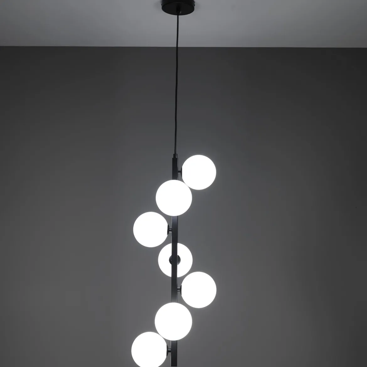 Grapes lampadario in acciaio nero opaco 7 sfere vetro bianco opaco 30x30xh75 cm
