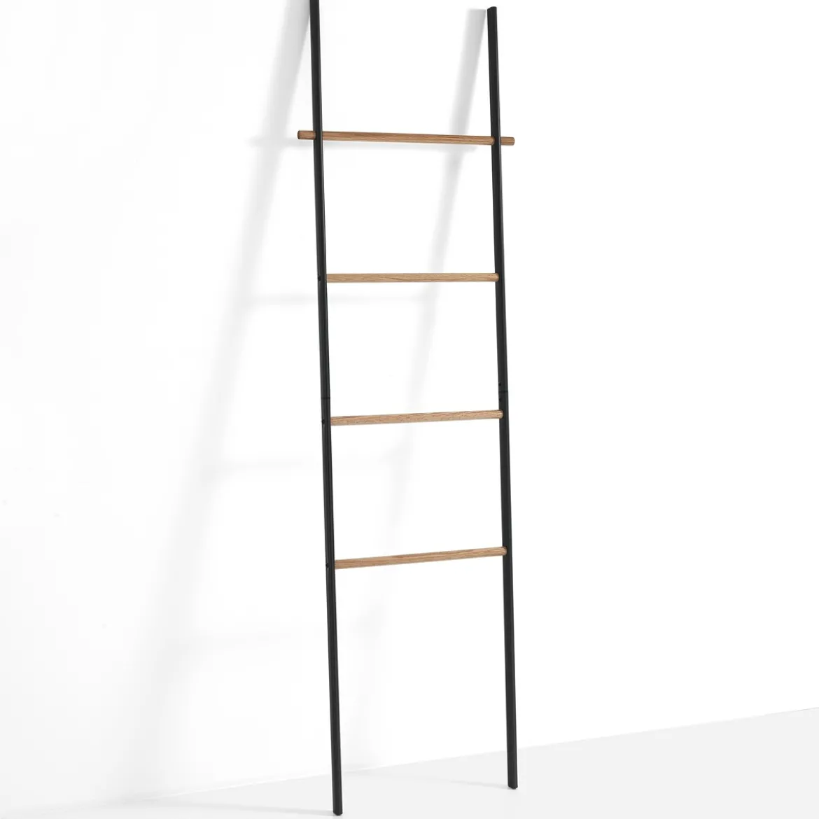 Janny black scala decorativa porta asciugaman in acciaio antracite opaco e legno massello rovere 50x3.8xh172 cm