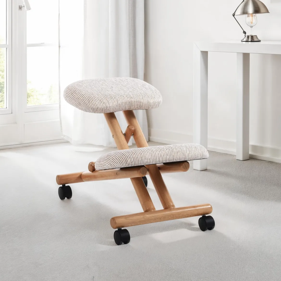 Kevin sgabello ergonomico regolabile con ruote legno massello finitura rovere tessuto beige 42.5x56-64xh50-66 cm