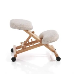 Kevin sgabello ergonomico regolabile con ruote legno massello finitura rovere tessuto beige 42.5x56-64xh50-66 cm