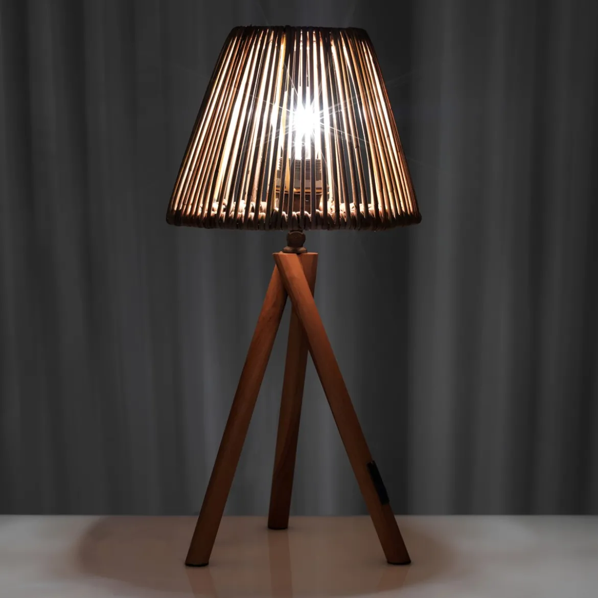 Kota lampada da tavolo in teak e rattan d22.5xh50 cm