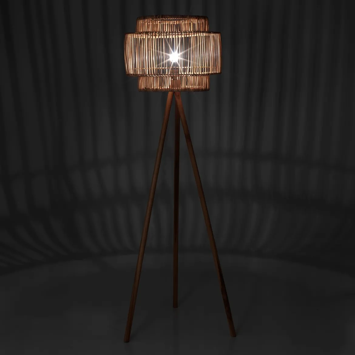 Kota lampada da terra in teak e rattan d53xh170 cm