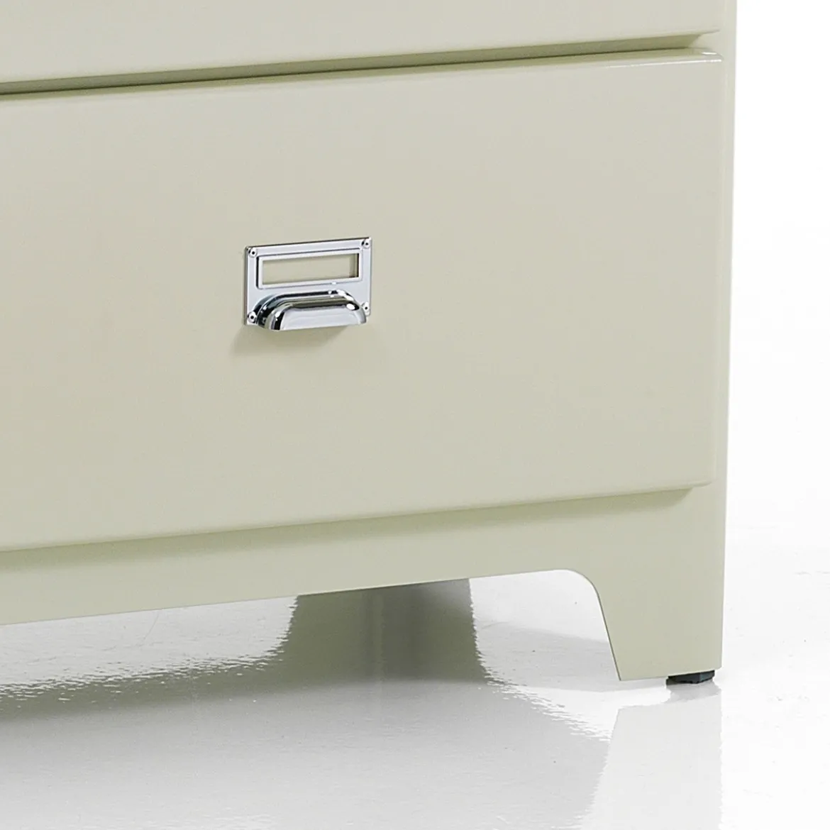 Mash white mobile 2 ante 4 cassetti produzione dulton in acciaio laccato di colore avorio lucido l120 p45 h97 cm