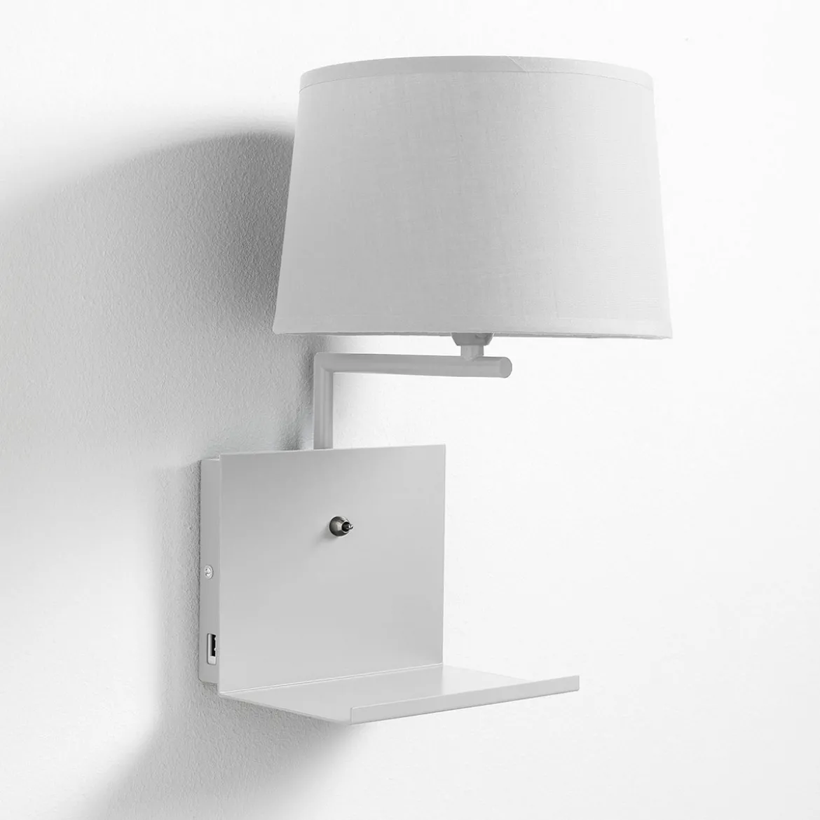 Nio white applique bianca in metallo bianco opaco con presa usb 22x24 h34 cm