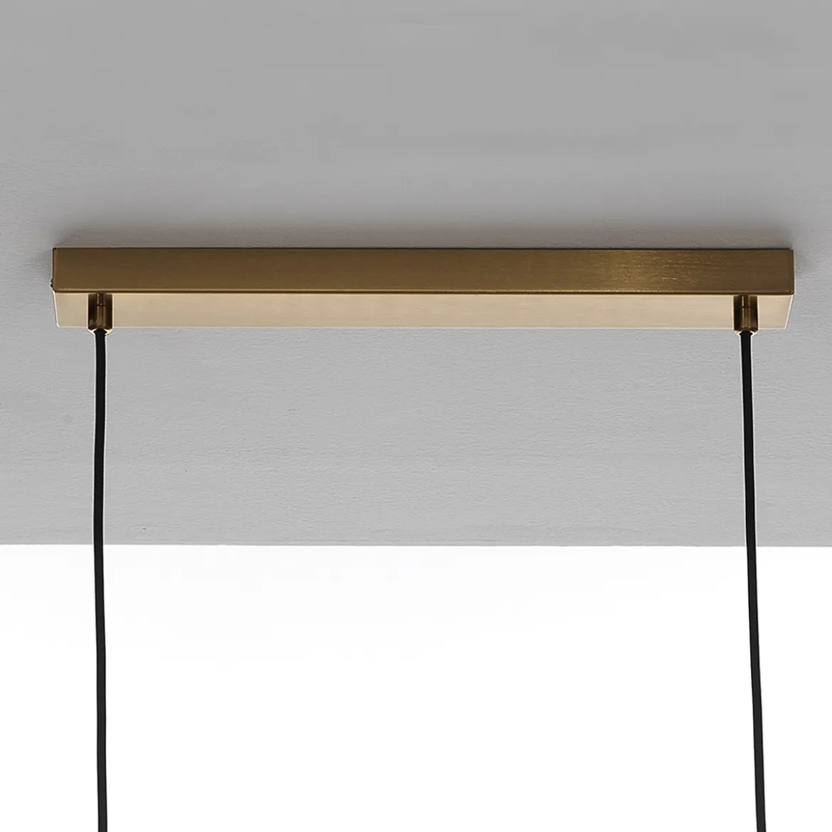 Show lampadario in acciaio ottone opaco e vetro bianco opaco 86x9.5xh22 cm
