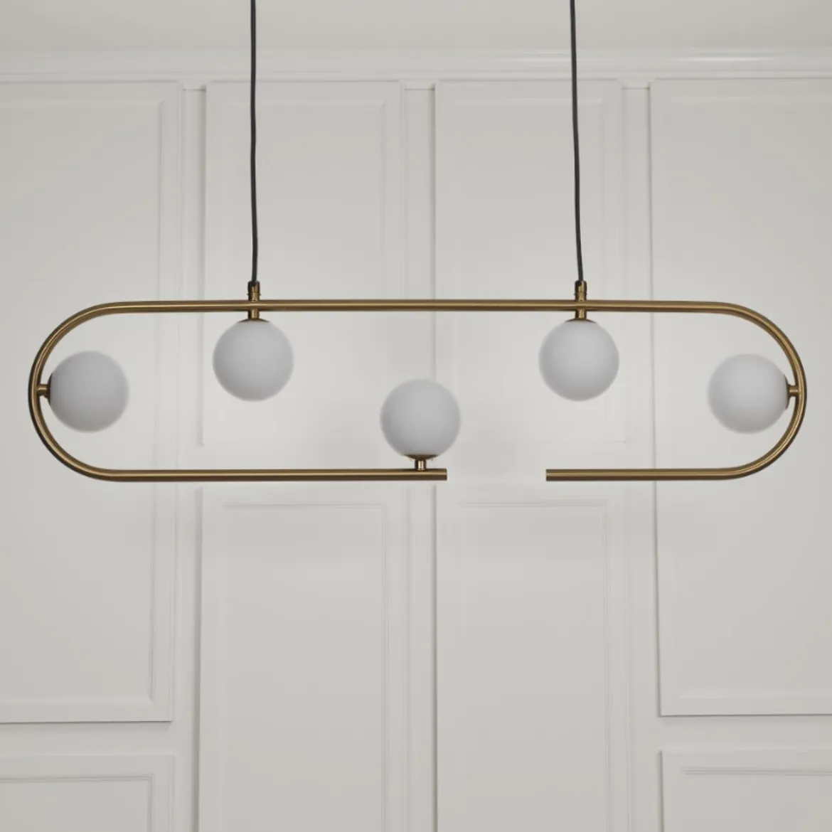 Show lampadario in acciaio ottone opaco e vetro bianco opaco 86x9.5xh22 cm