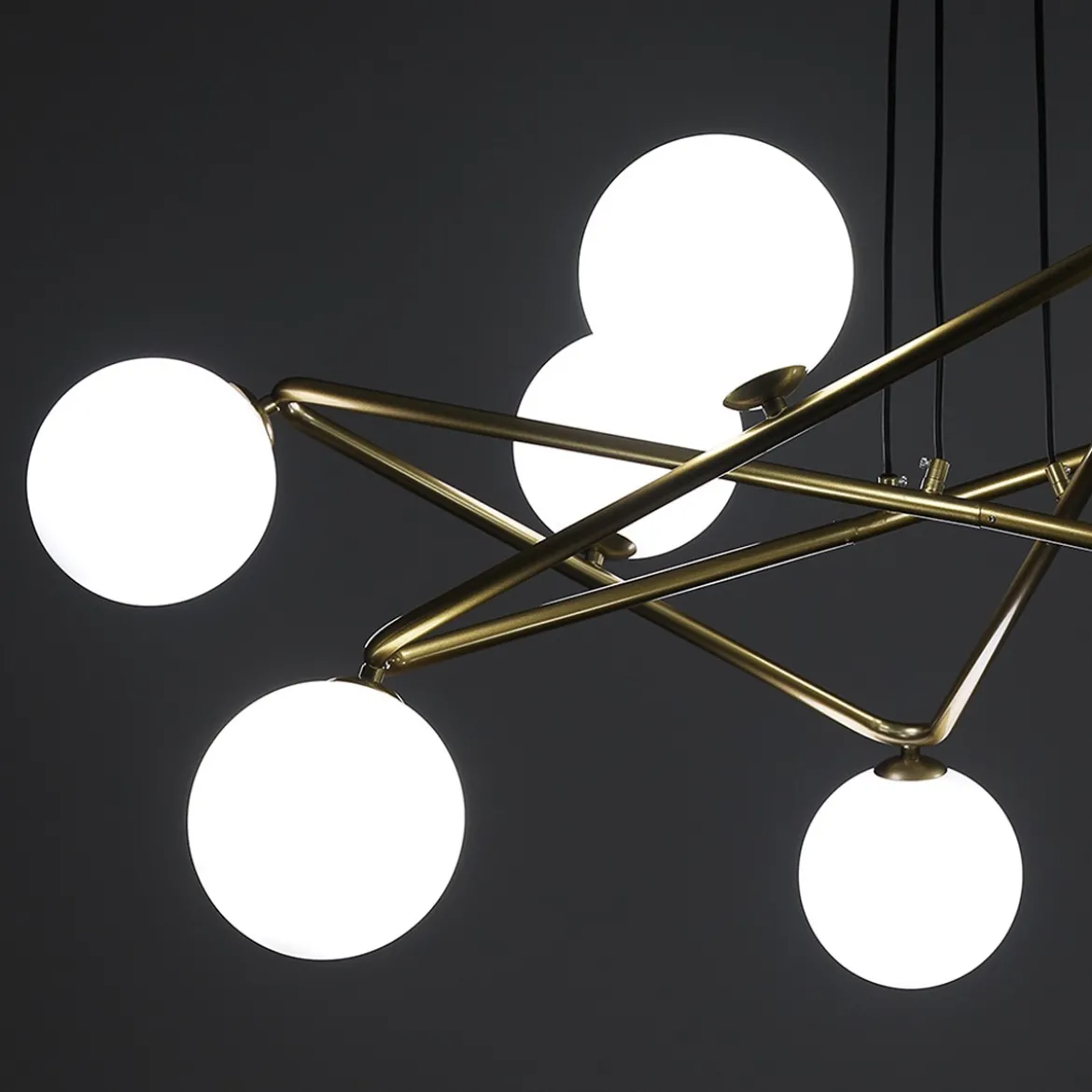 Star lampadario in metallo verniciato ottone opaco e sfere in vetro bianco opaco con cavo regolabile 110x110 h43 cm