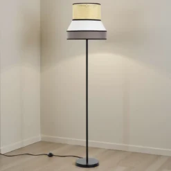 Wien lampada da terra in metallo nero opaco con paralume rivestito in tessuto grigio bianco d40 h160 cm
