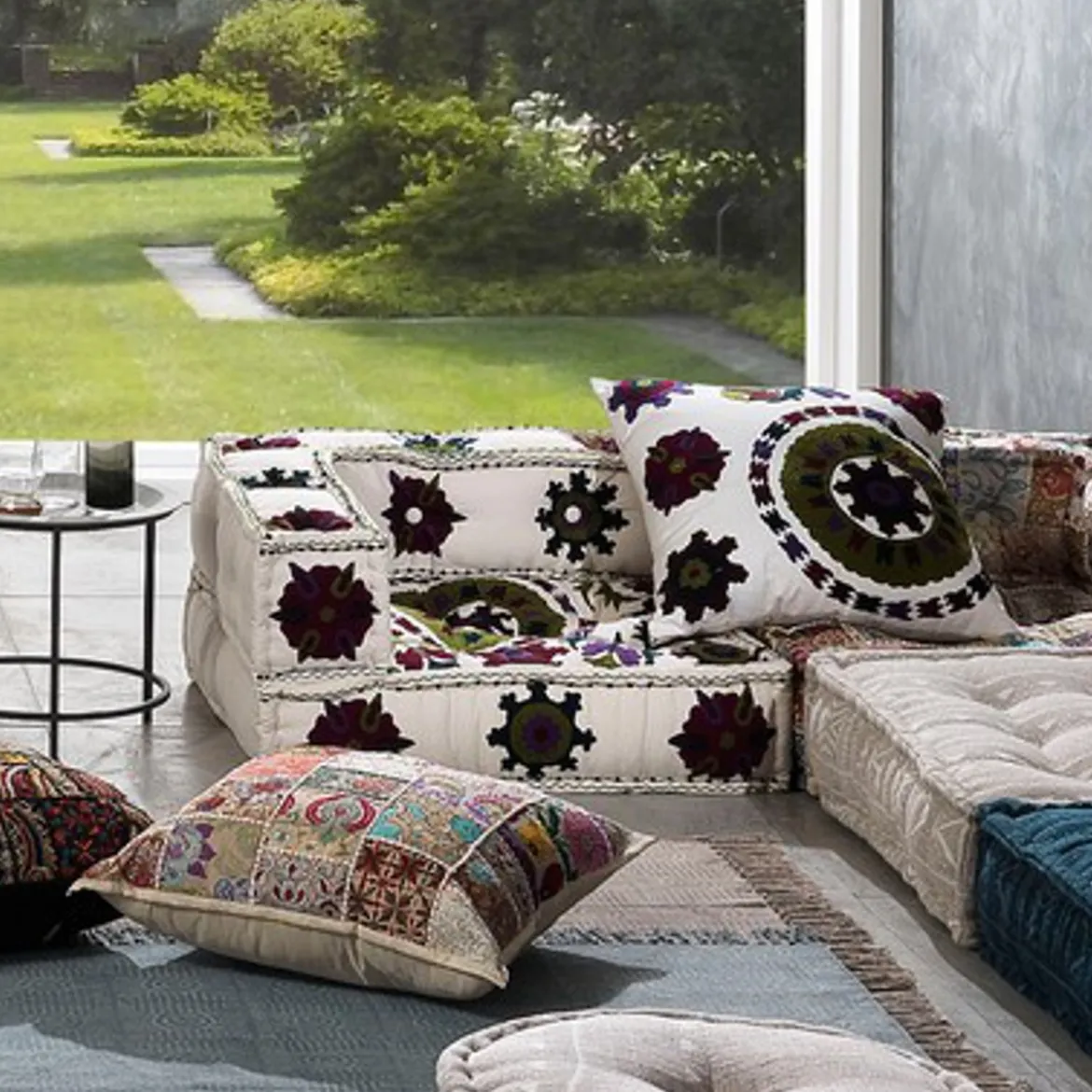Yara white elemento angolare in cotone bianco con disegni decorativi artigianali 80x80x40 cm
