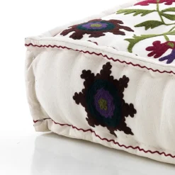 Yara white pouf quadrato in cotone bianco con ricami e lavorazioni a mano 80x80x20 cm
